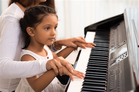 Comment intriguer les enfants à jouer du piano